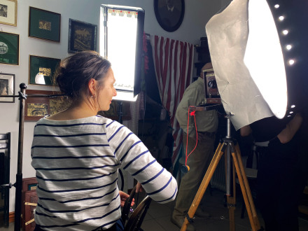 Kobieta pozuje do zdjęcia.