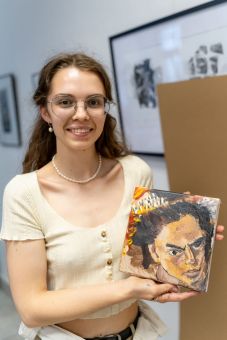 Dziewczyna prezentuje swoją pracę.