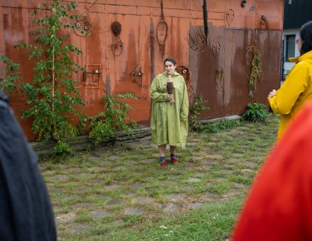 Do metalowej ściany zaczepione są koła z wikliny. Artystka opowiada o swojej pracy.