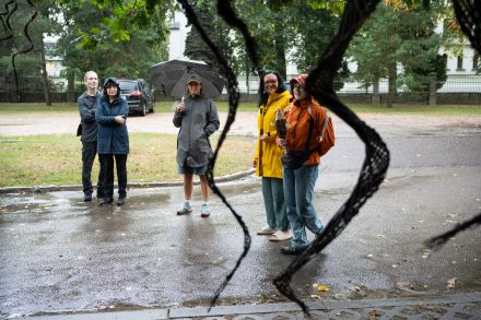 Grupa warsztatowiczek podziwia fale zrobione z wikliny.