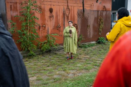 Do metalowej ściany zaczepione są koła z wikliny. Artystka opowiada o swojej pracy.