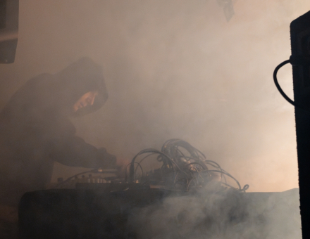 Gęsta mgła zasłania artystę.