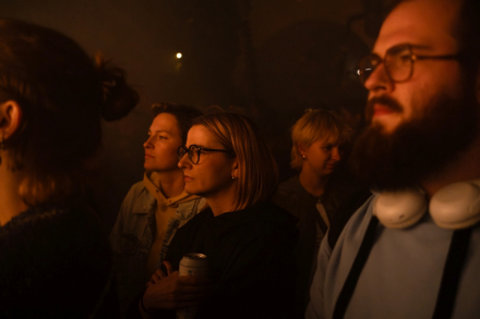 Zbliżenie na twarz mężczyzny  stojącego na scenie.