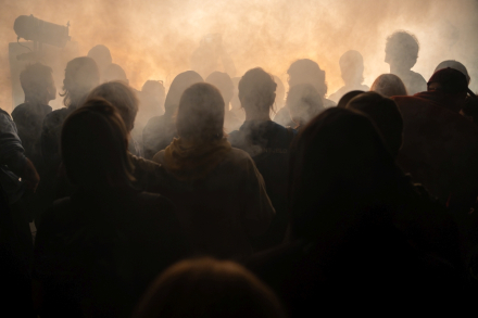 Gęsta mgła zasłania publiczność.