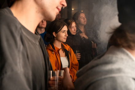 Zbliżenie na twarze ludzi stojących pod sceną.