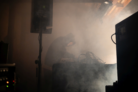 Gęsty tłum zasłania artystę na scenie.