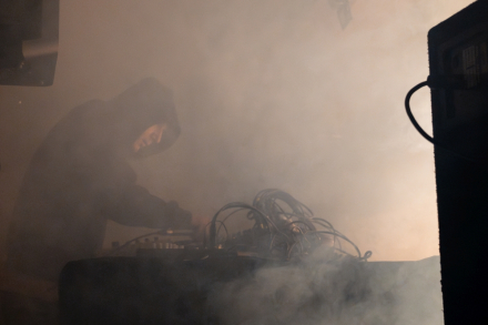 Gęsta mgła zasłania artystę.