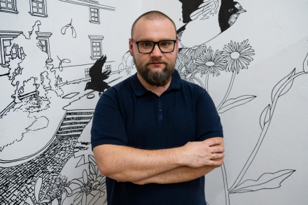 Portret jednego z artystów, który stworzył wystawę.