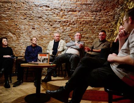 Przy stoliku siedzą autorzy książki oraz prowadzący.