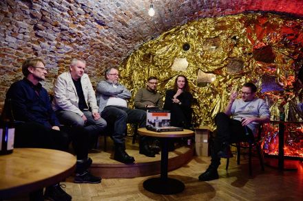 Przy stoliku siedzą autorzy książki oraz prowadzący.