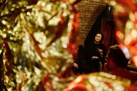 Zbliżenie na organizatorkę spotkania, która słucha z zaciekawieniem,