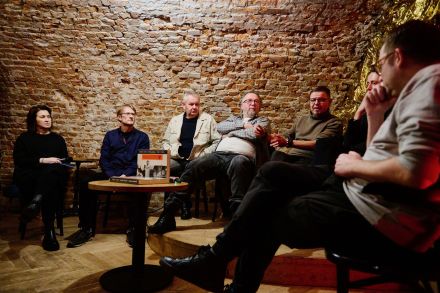 Przy stoliku siedzą autorzy książki oraz prowadzący.