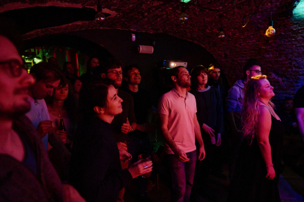 Publiczność słucha z zaciekawieniem koncertu.