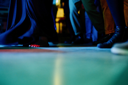 Stopy osób, które skaczą podczas koncertu.