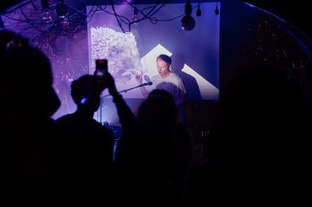 Ktoś robi zdjęcie telefonem wokaliście podczas koncertu.