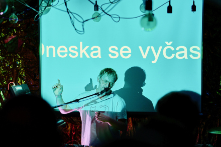 Wokalista śpiewa z wielkim wczuciem się w muzykę.