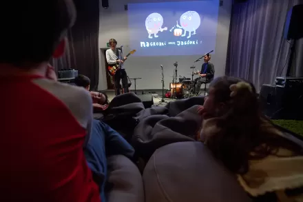 Publiczność słucha koncertu.