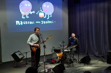 Gitarzysta i perkusista grają i świewają.