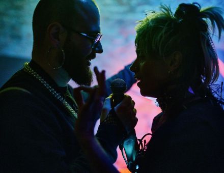 Wokalistka śpiewa z mężczyzną.