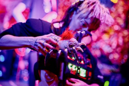 Mężczyzna uruchamia robaka, który chodzi i gra. 