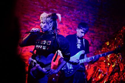 Zbliżenie na wokalistkę i gitarzystę. 