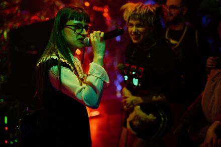 Druga wokalistka śpiewa.