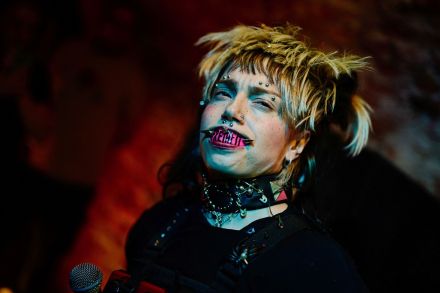 Zbliżenie na twarz artystki.