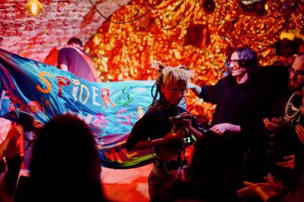 Artystka prezentuje się publiczności w Pubie Bałagan.