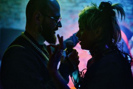 Wokalistka śpiewa z mężczyzną. 