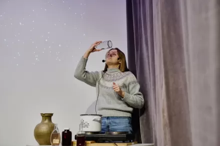 Kobieta sprawdza, czy naczynie jest czyste.