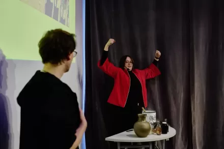 Kobieta pokazuje, jaka jest silna. Przygląda jej się mężczyzna. 