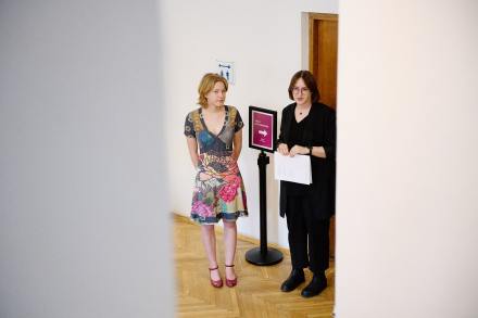 Przed wejściem do sali z wystawą stoi autorka i kuratorka wystawy.