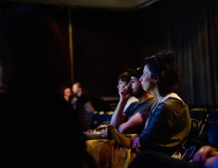 Publiczność słucha dyskusji,