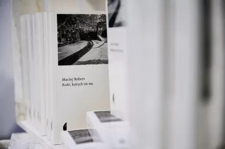 Książki pod tytułem Rzeki, których nie ma leżą na półce.