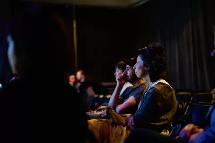 Publiczność słucha dyskusji,