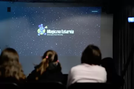 Dzieci oglądają bajkę.