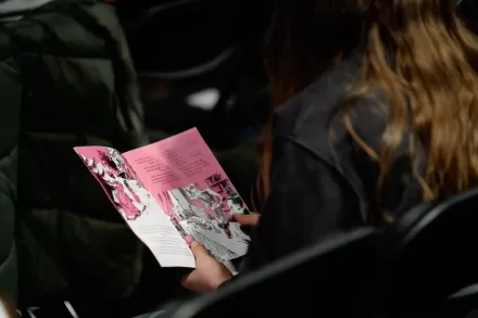 Dziewczynka trzyma w ręce książeczkę o bajce. 