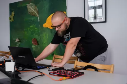 Prowadzący obsługuje laptopa.