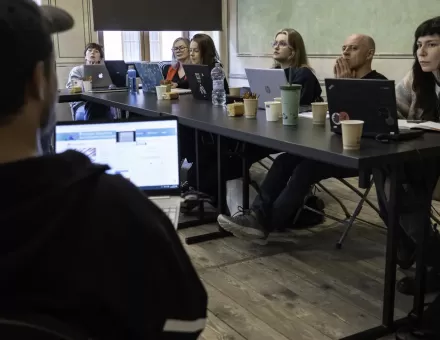 Uczestnicy wydarzenia siedzą przy stole.