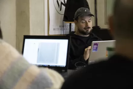 Kobieta i prowadzący  czytają książkę na komputerze.