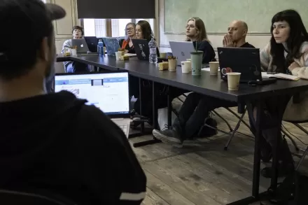 Uczestnicy wydarzenia siedzą przy stole.