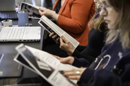 Uczestniczki wydarzenia przeglądają gazety. 