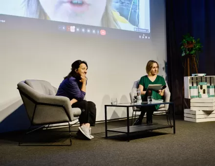 Dwie kobiety prowadzą dyskusję.