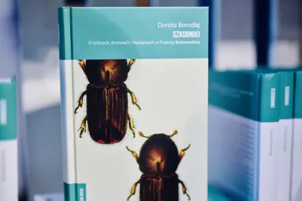 Zbliżenie na okładkę książki \"O ludziach, drzewach i maszynach w Puszczy Białowieskiej\".