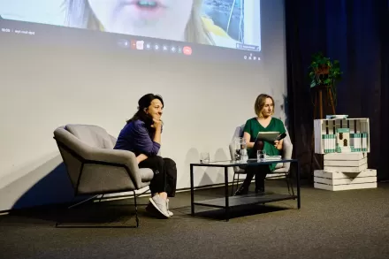 Dwie kobiety prowadzą dyskusję. 