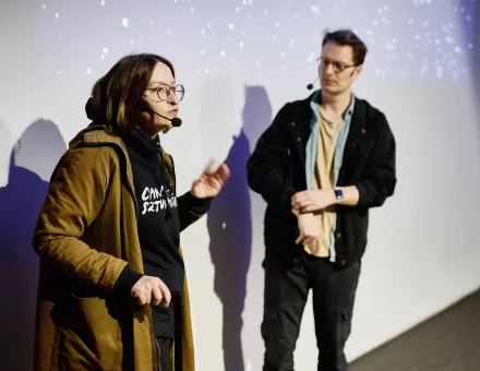 Kobieta tłumaczy coś mężczyźnie.