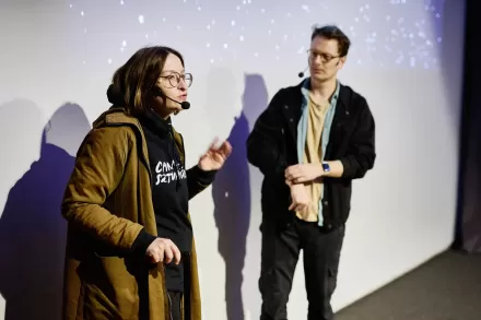 Kobieta tłumaczy coś mężczyźnie.