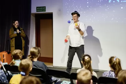 Magik żongluje piłeczkami.