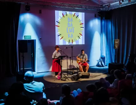 Kobieta i mężczyzna śpiewają.