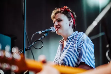 Zbliżenie na twarz wokalistki. 